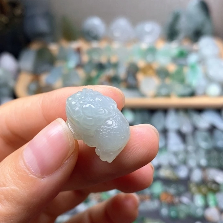 翡翠未镶嵌颈饰金蟾