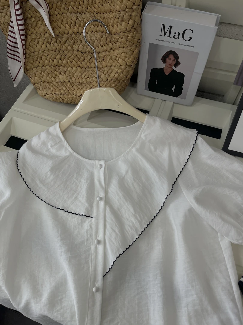 『雨美 Show』25258白色圆扣拼接上衣