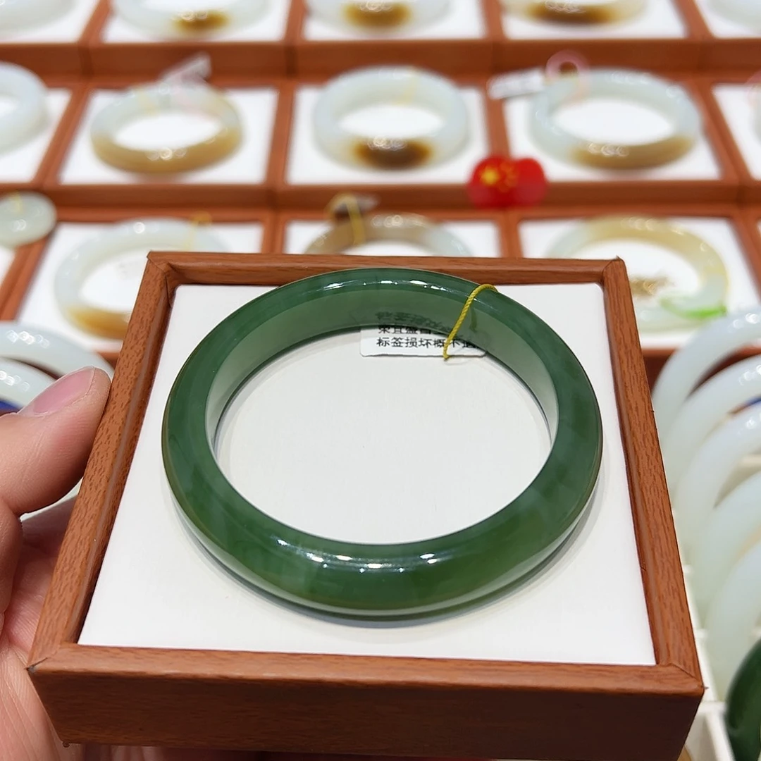 和田玉手镯未镶嵌白猫冰碧玉