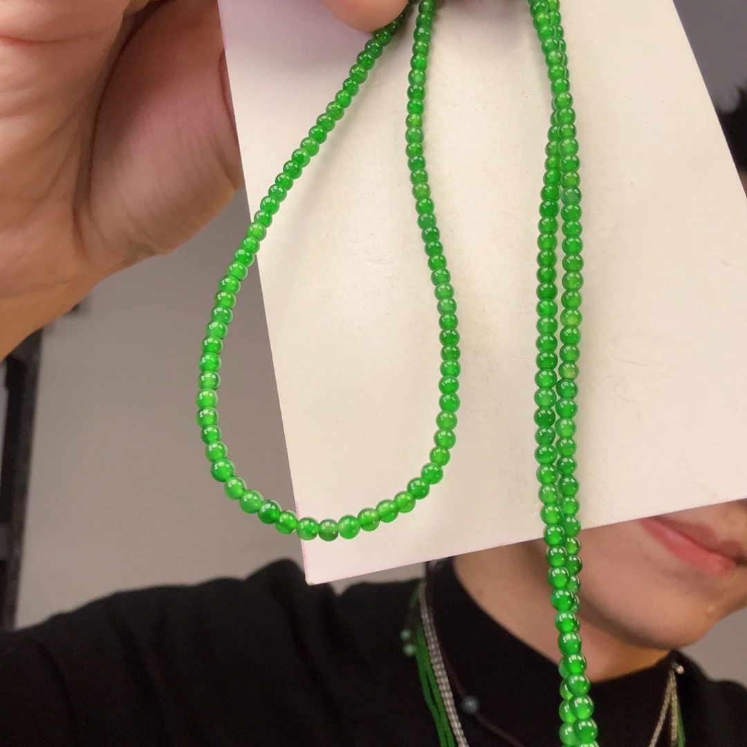 翡翠未镶嵌颈饰一件