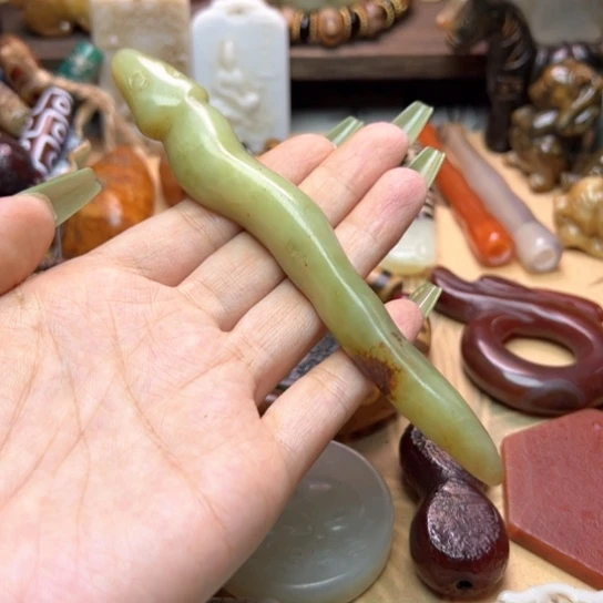 蛇纹石玉未镶嵌颈饰