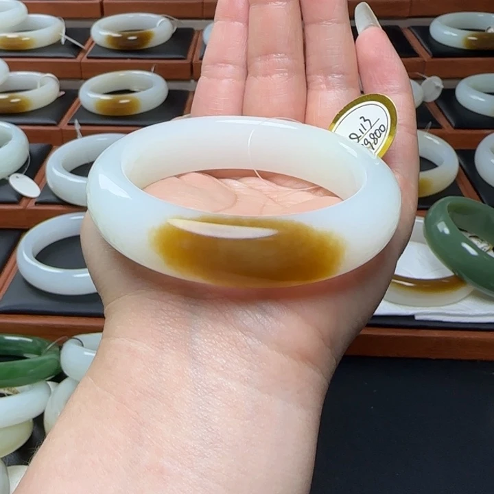 自***禾和田玉未镶嵌手镯