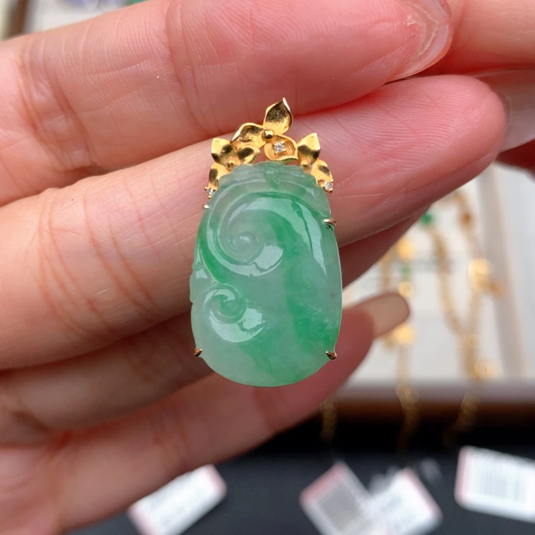 颈饰18K金镶嵌翡翠