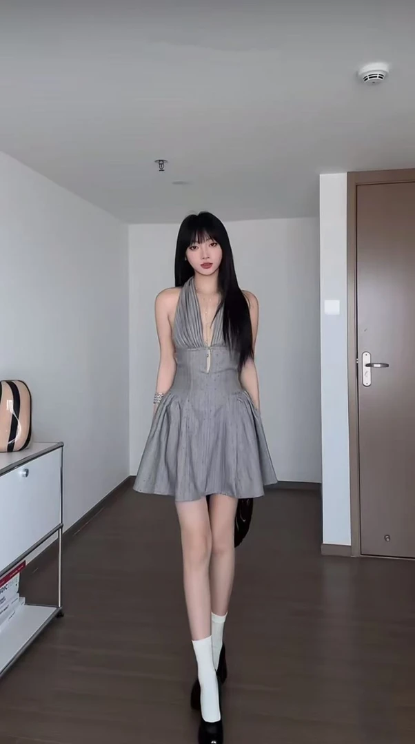 【B Y】辣妹风时尚高级挂脖连衣裙夏季新款气质V领收腰性感露背短裙