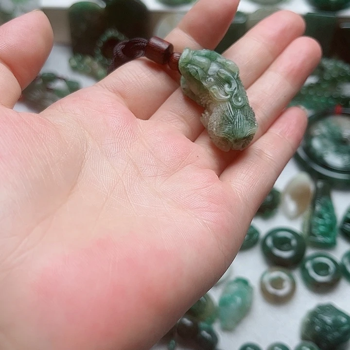 独山玉未镶嵌吊坠