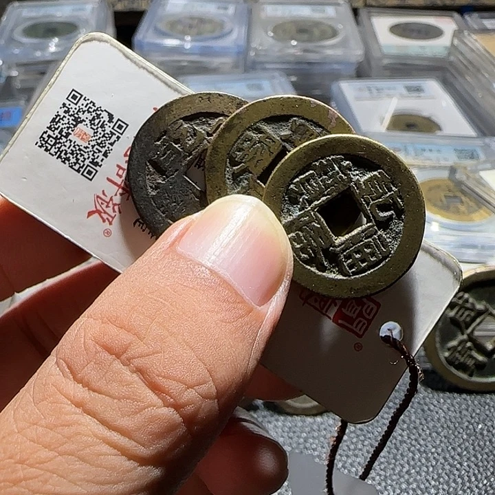 铭***阁铜铜，乾隆山底隆，维知。