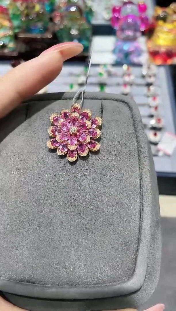 18K金镶嵌彩色蓝宝石吊坠繁花款