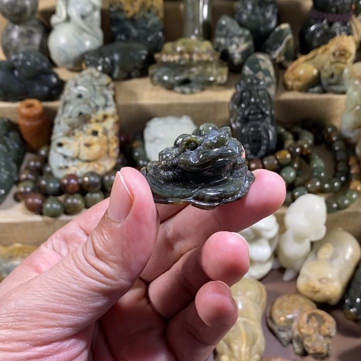 透闪石质玉未镶嵌挂件