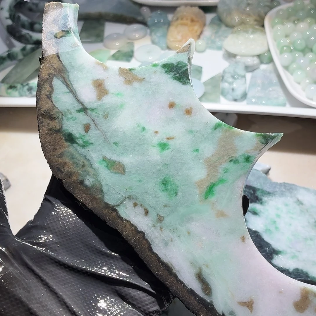 翡翠未镶嵌颈饰边角料