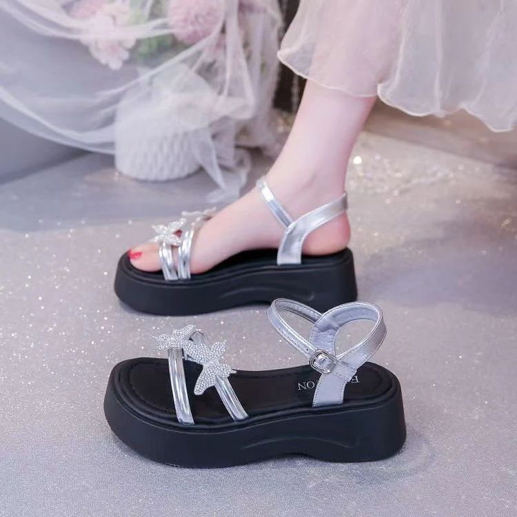 罗马凉鞋女水钻2025夏季新款休闲女鞋防水台一字扣带配裙子高