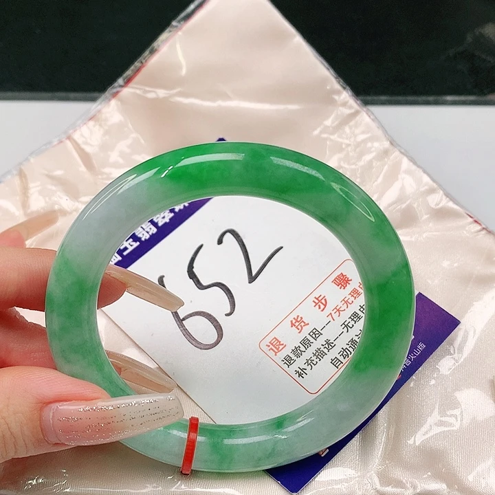 未镶嵌手镯（圆镯）翡翠奶**r