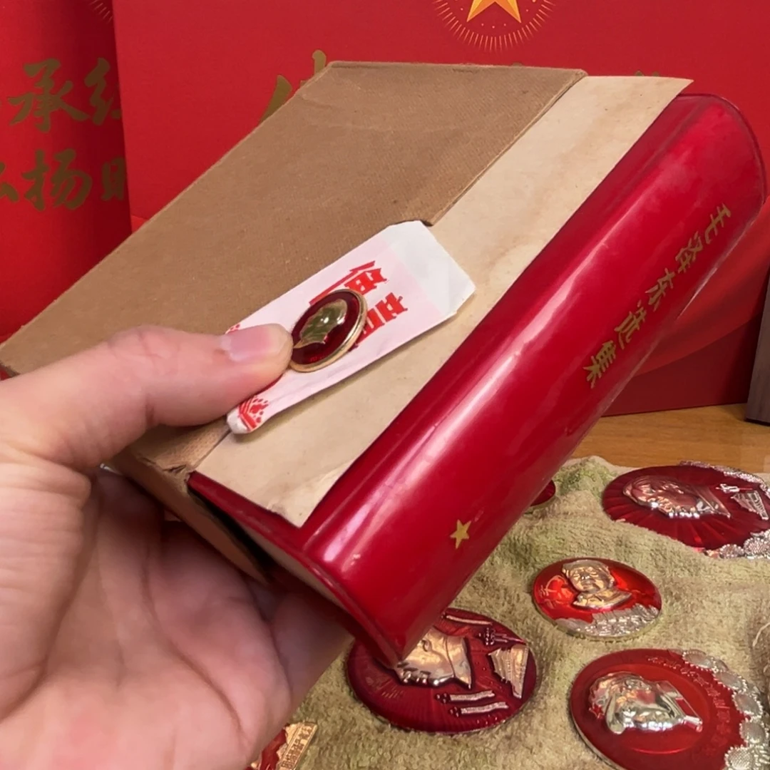 其他普通金属毛爷爷像章 红本 2件