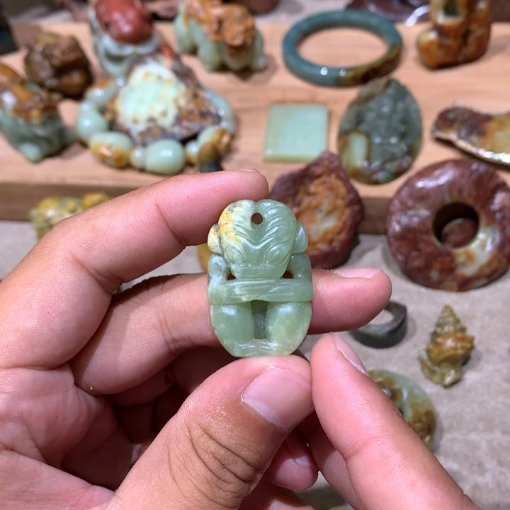 未镶嵌岫岩河磨玉（透闪石质玉）挂件
