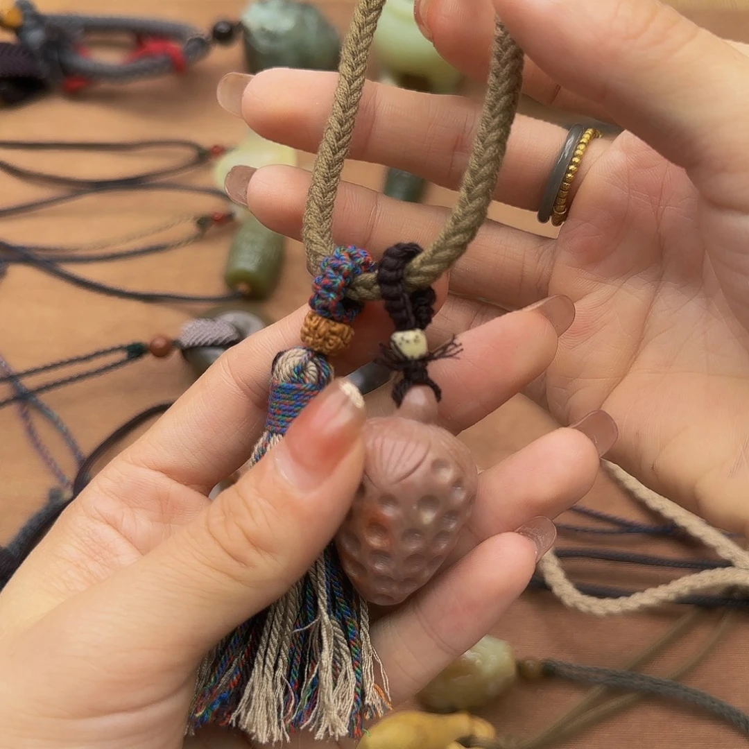 吃***饼和田玉未镶嵌颈饰