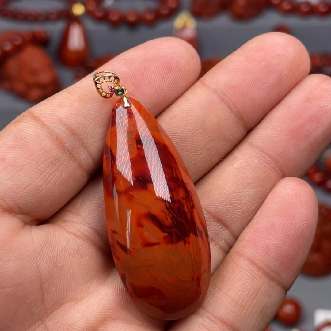 南红玛瑙18K金镶嵌珠宝奇石吊坠