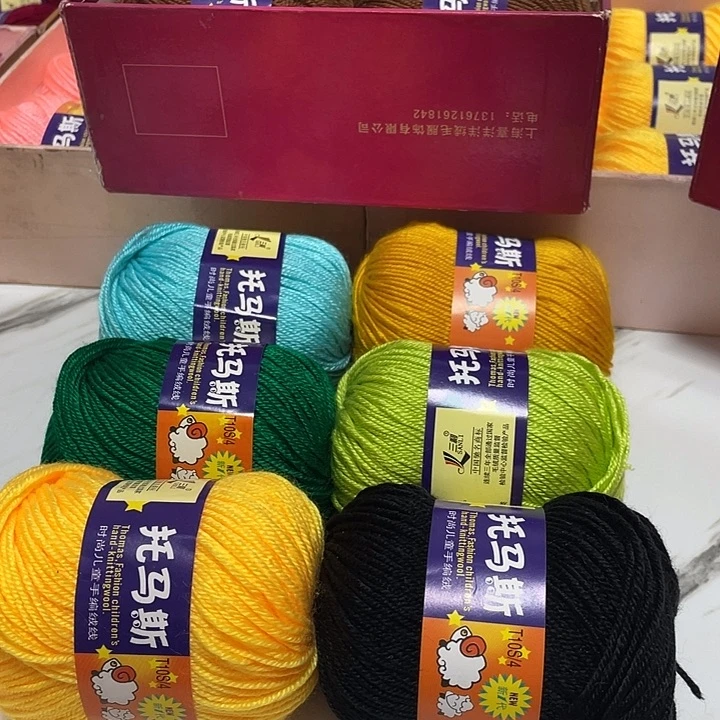 水蓝 浅姜黄 大绿 嫩绿各两团 金黄黑色各一团