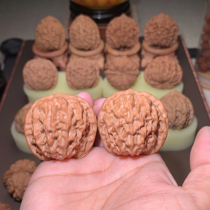 核桃文玩核桃把件狮王
