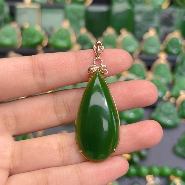 颈饰18K金镶嵌和田玉（碧玉）