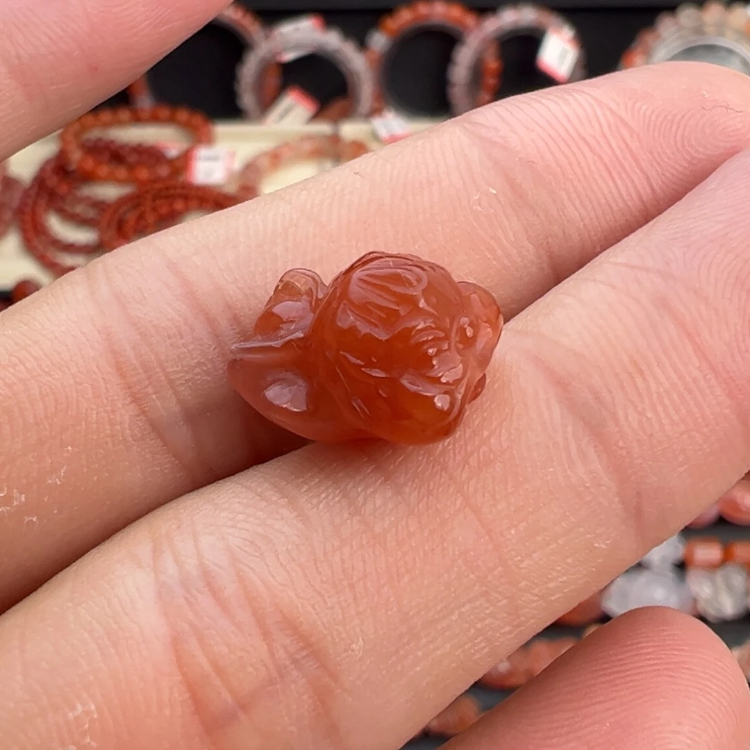 南红玛瑙未镶嵌颈饰飞天貔貅