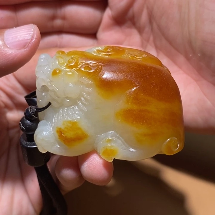 在***约和田玉未镶嵌颈饰