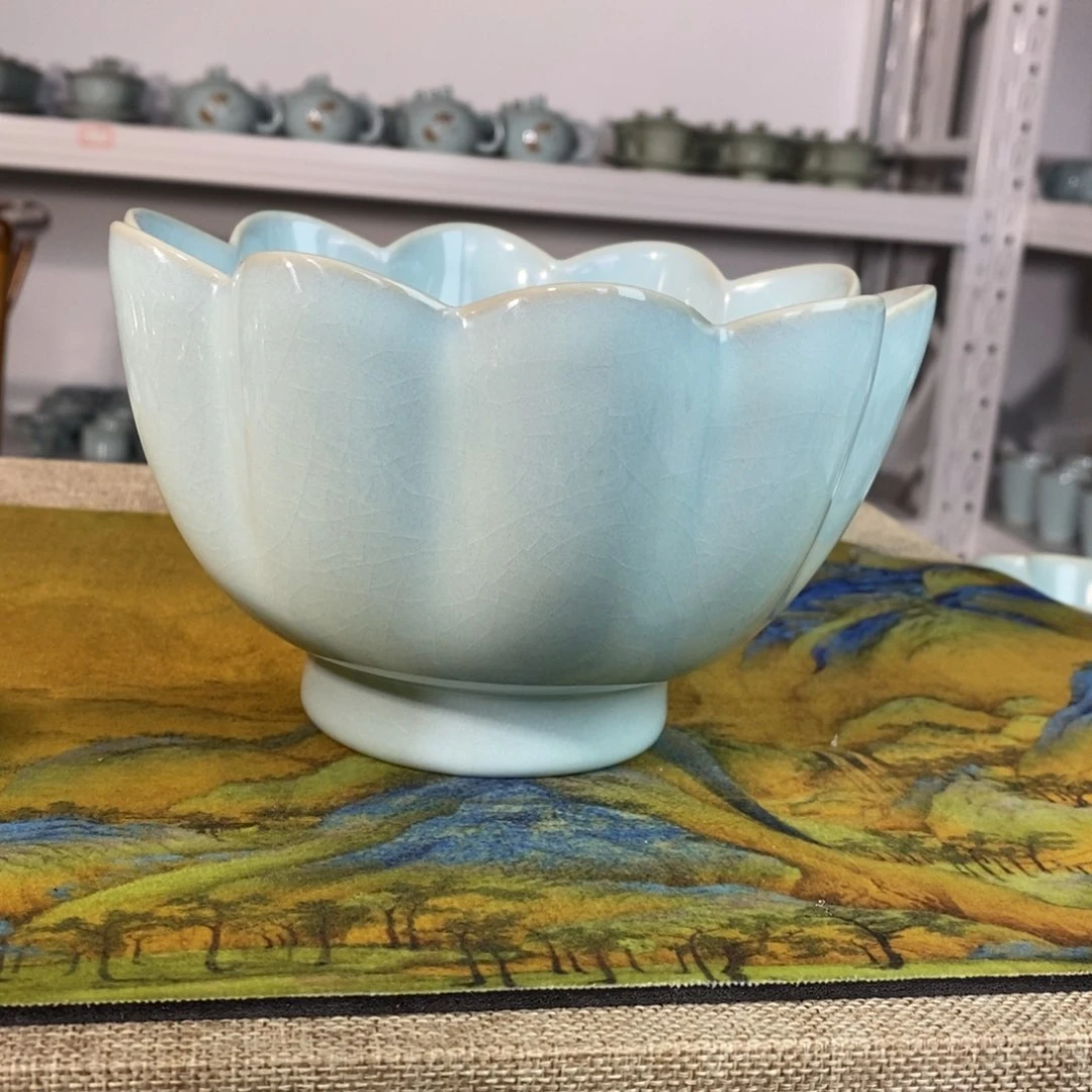 【闪购商品】天青莲花碗微微瑕。。。。。