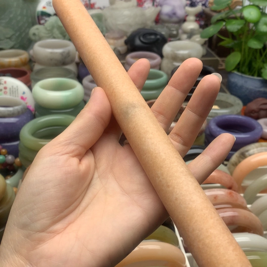 石英岩玉未镶嵌手镯擀面杖。按摩棒