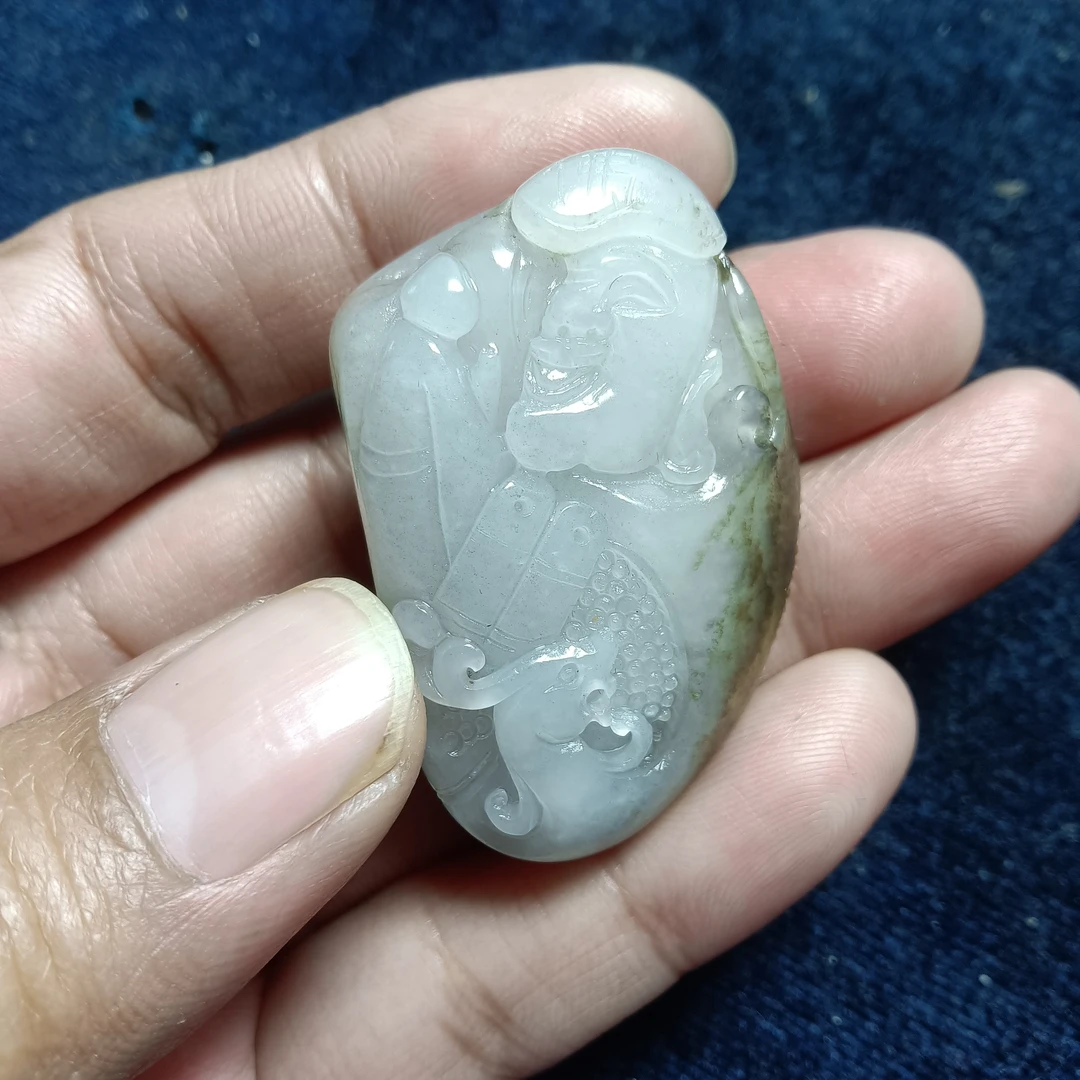 新疆和田玉吊坠黑皮罗汉，手工雕刻料子细润，天然无优化青花底色