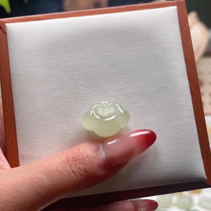 颈饰未镶嵌和田玉荧**.