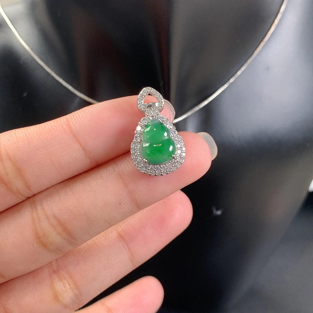 翡翠未镶嵌颈饰葫芦