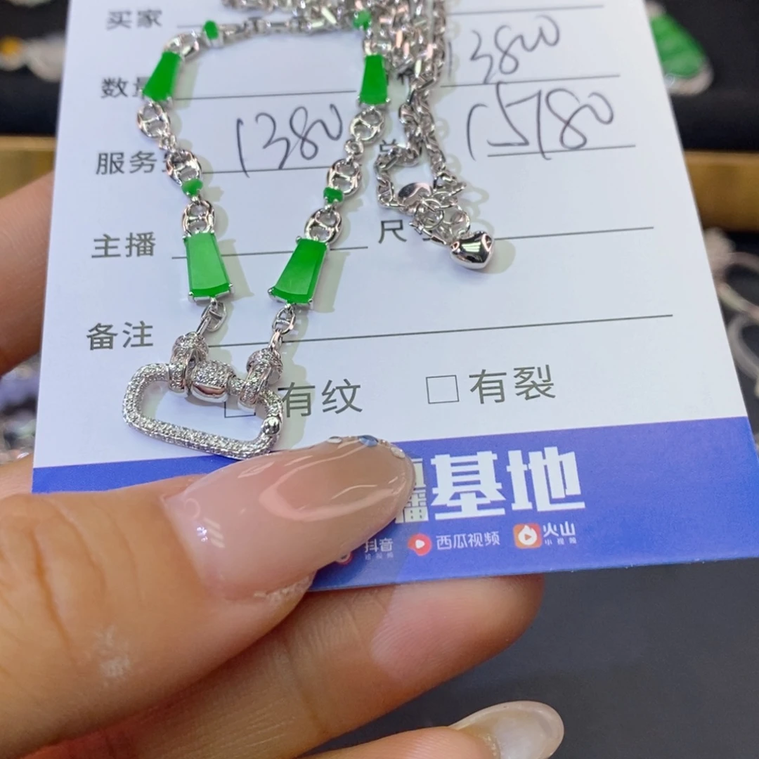 霏***霏颈饰18K金镶嵌翡翠基地发货 假一赔三