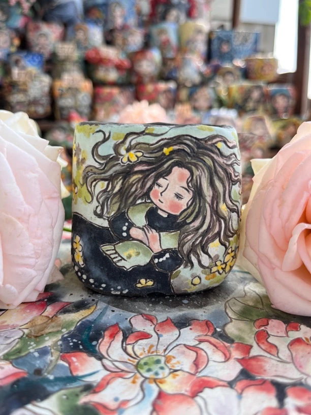 森林女孩躺草地上的小女孩釉烧花盆