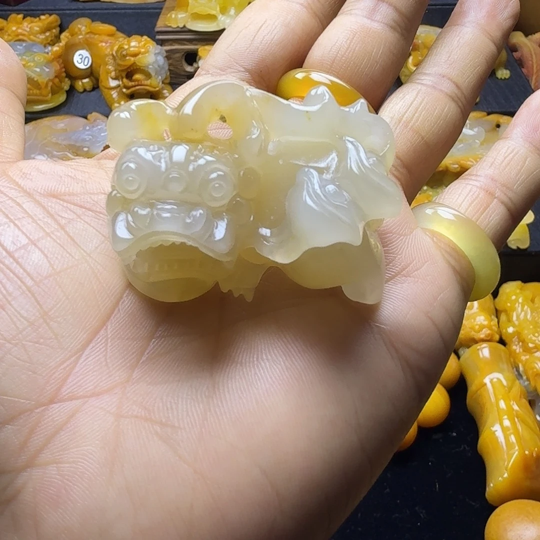 石英质玉（黄龙玉）未镶嵌颈饰