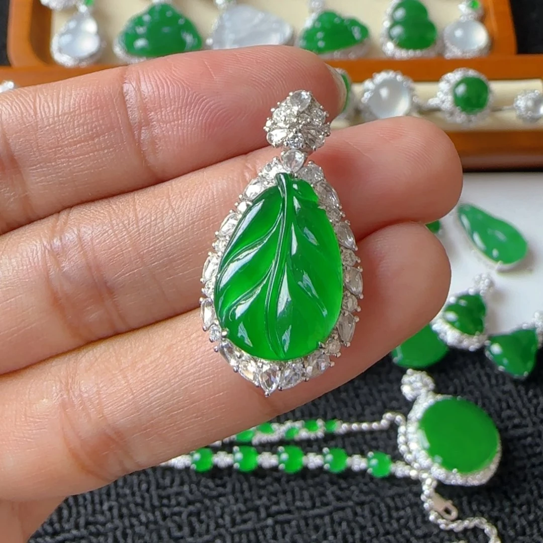 颈饰18K金镶嵌翡翠吊坠