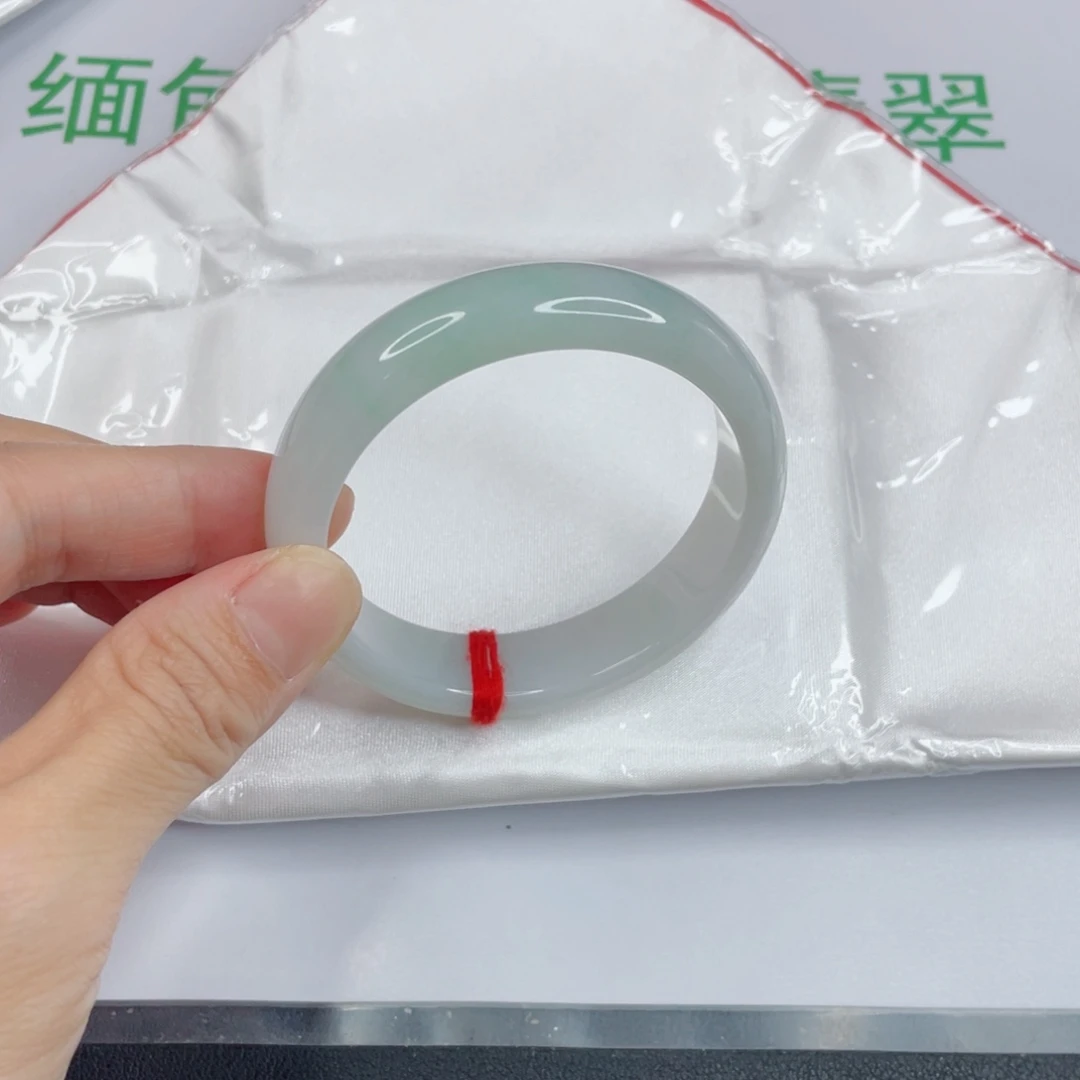 南***儿翡翠未镶嵌手镯白底飘绿