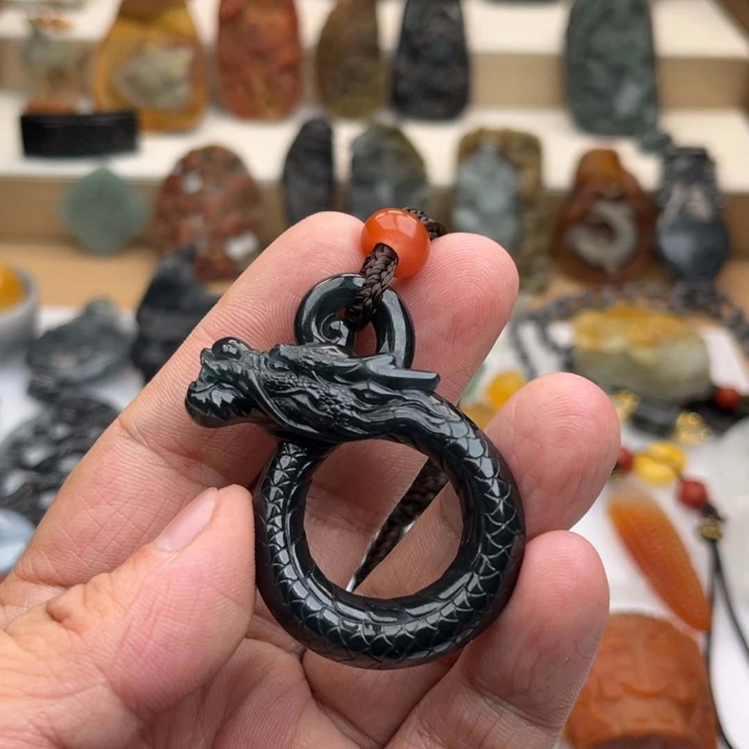 屁***猪定制翡翠未镶嵌颈饰