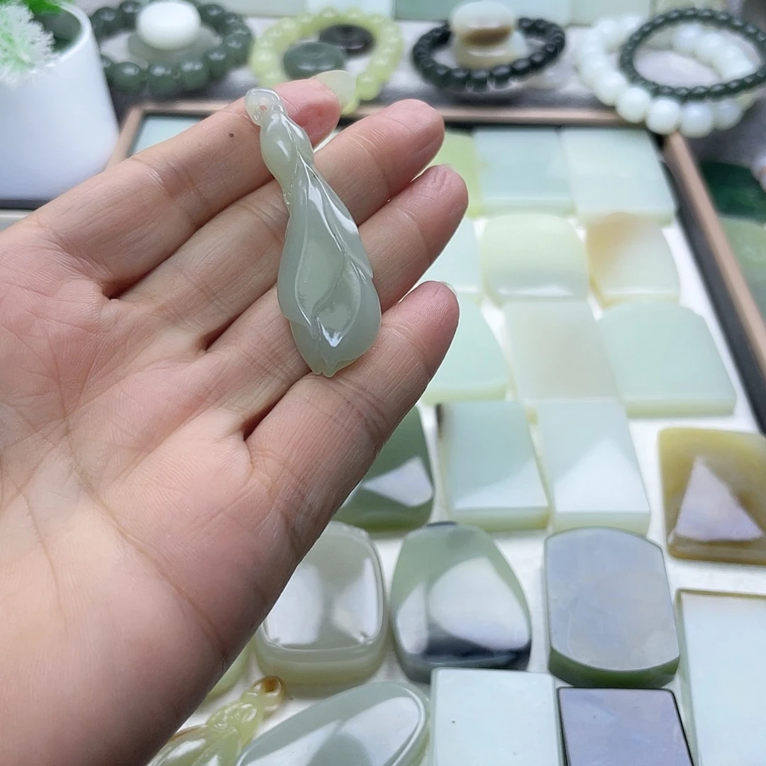 颈饰未镶嵌和田玉（糖玉）