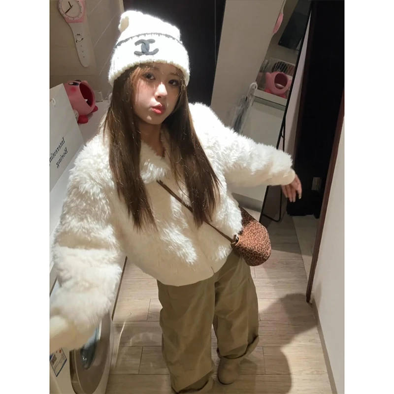 MARIE.COCO白色翻领毛茸茸短款羊羔毛外套休闲裤女秋冬新款两件套