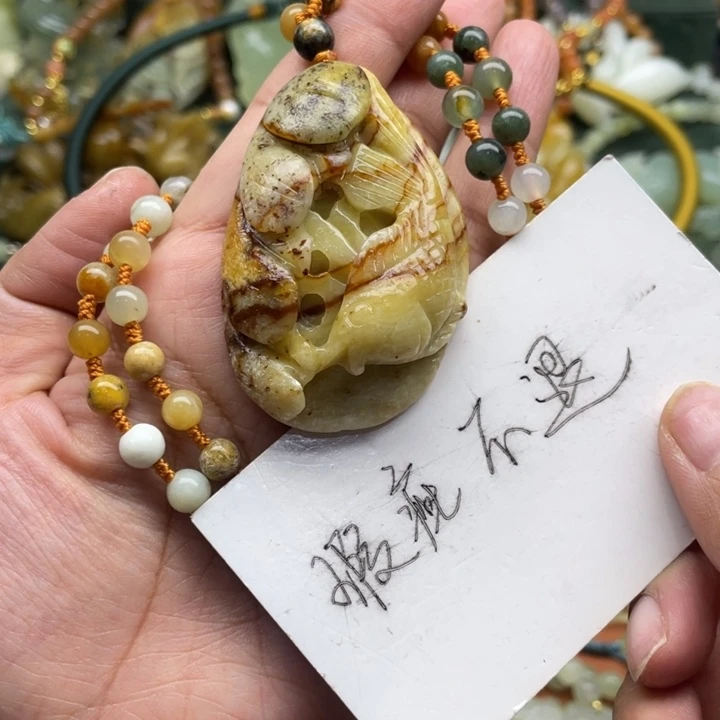 蛇纹石玉吊坠合金