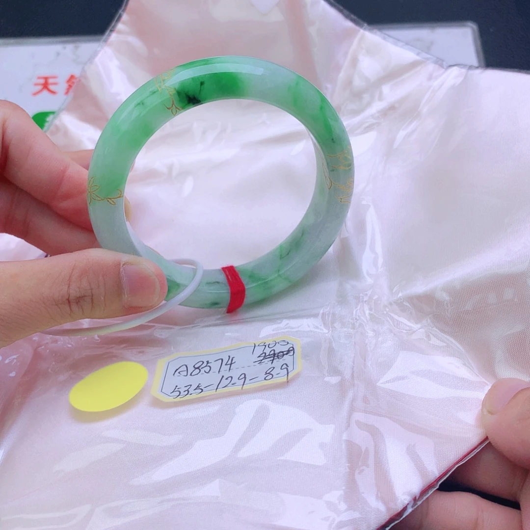 翡翠手镯未镶嵌翡翠