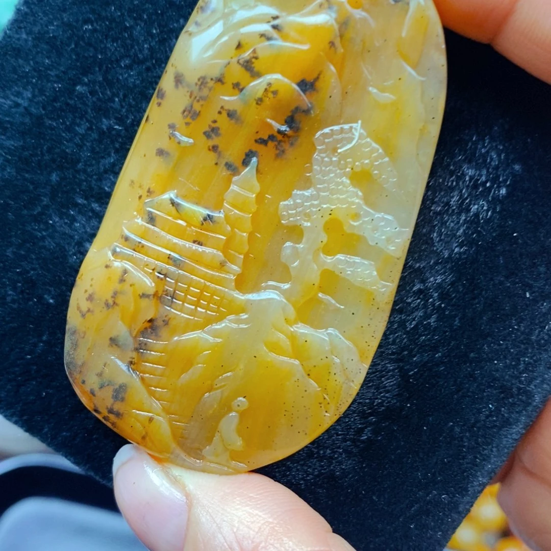 未镶嵌石英质玉（黄龙玉）颈饰