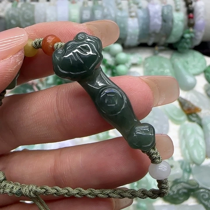 翡翠未镶嵌颈饰如意手牌