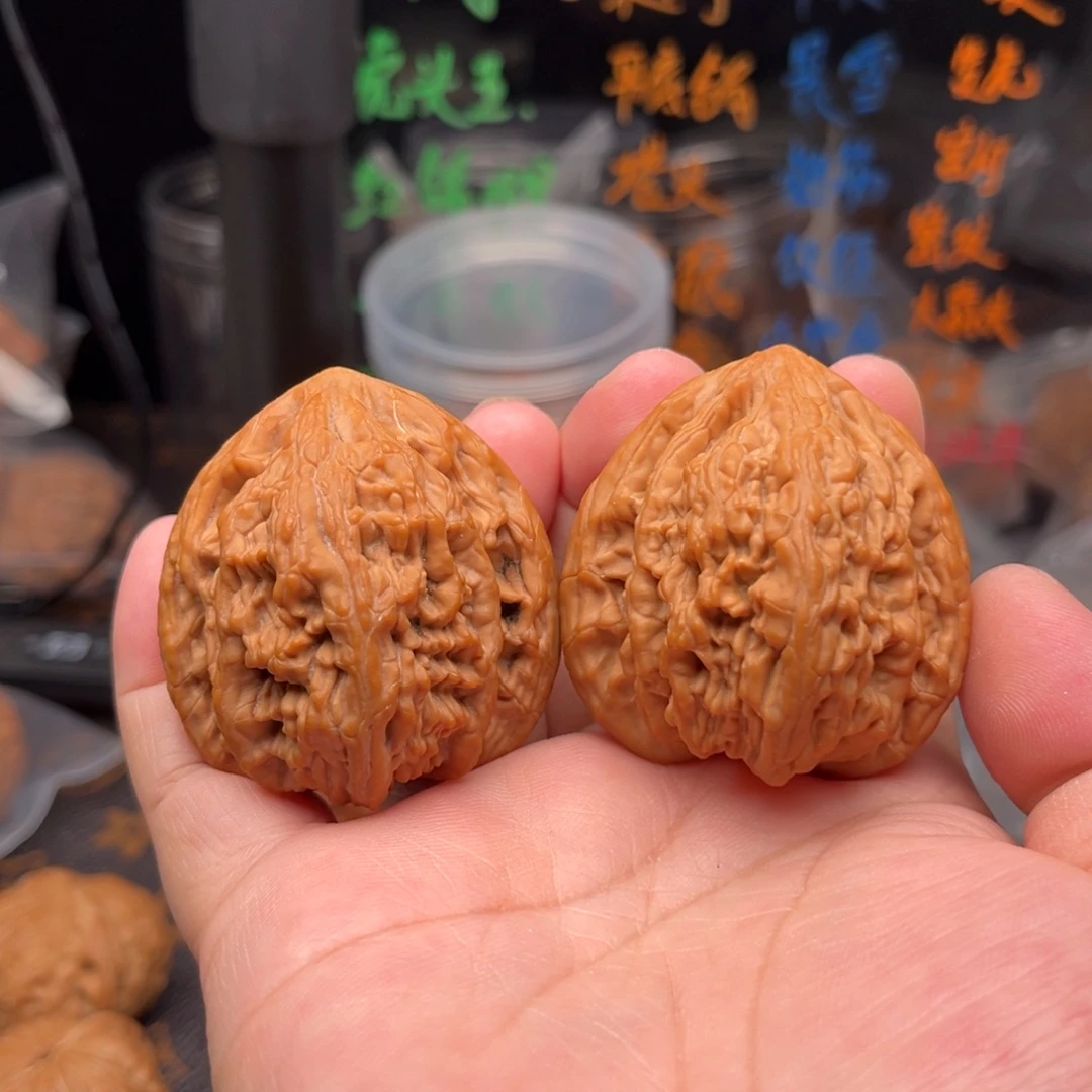 文玩核桃吊坠虎头王