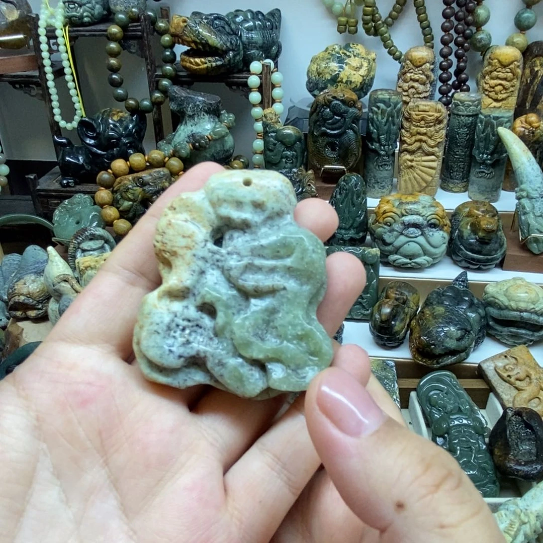 未镶嵌岫岩河磨玉（透闪石质玉）把件
