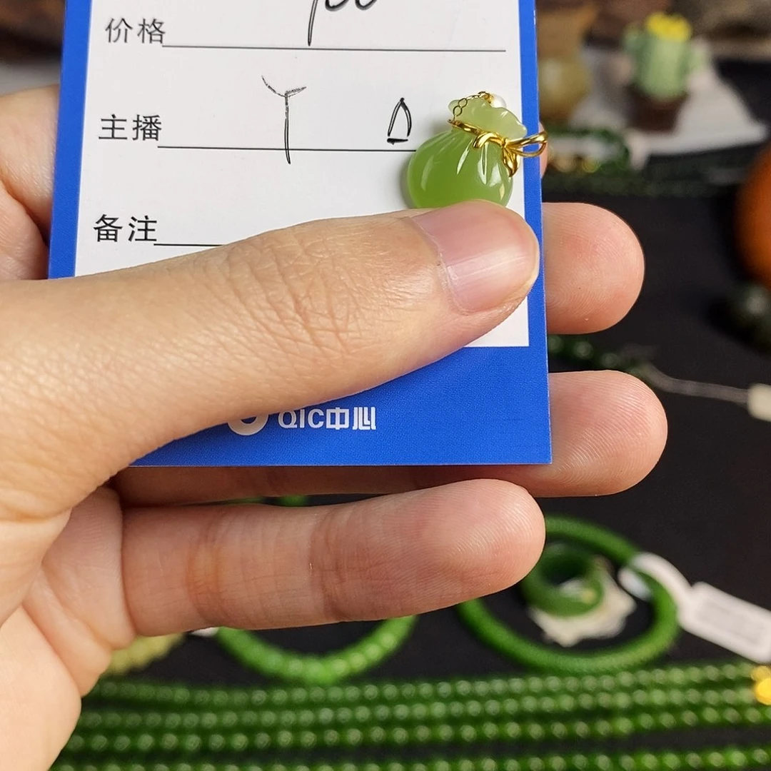 颈饰未镶嵌和田玉米*