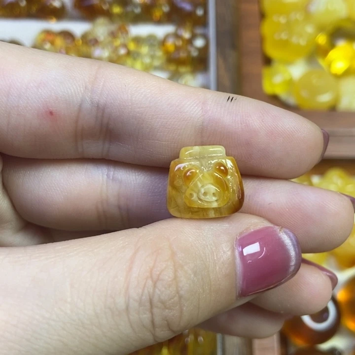 橄榄核吊坠小猪罐头