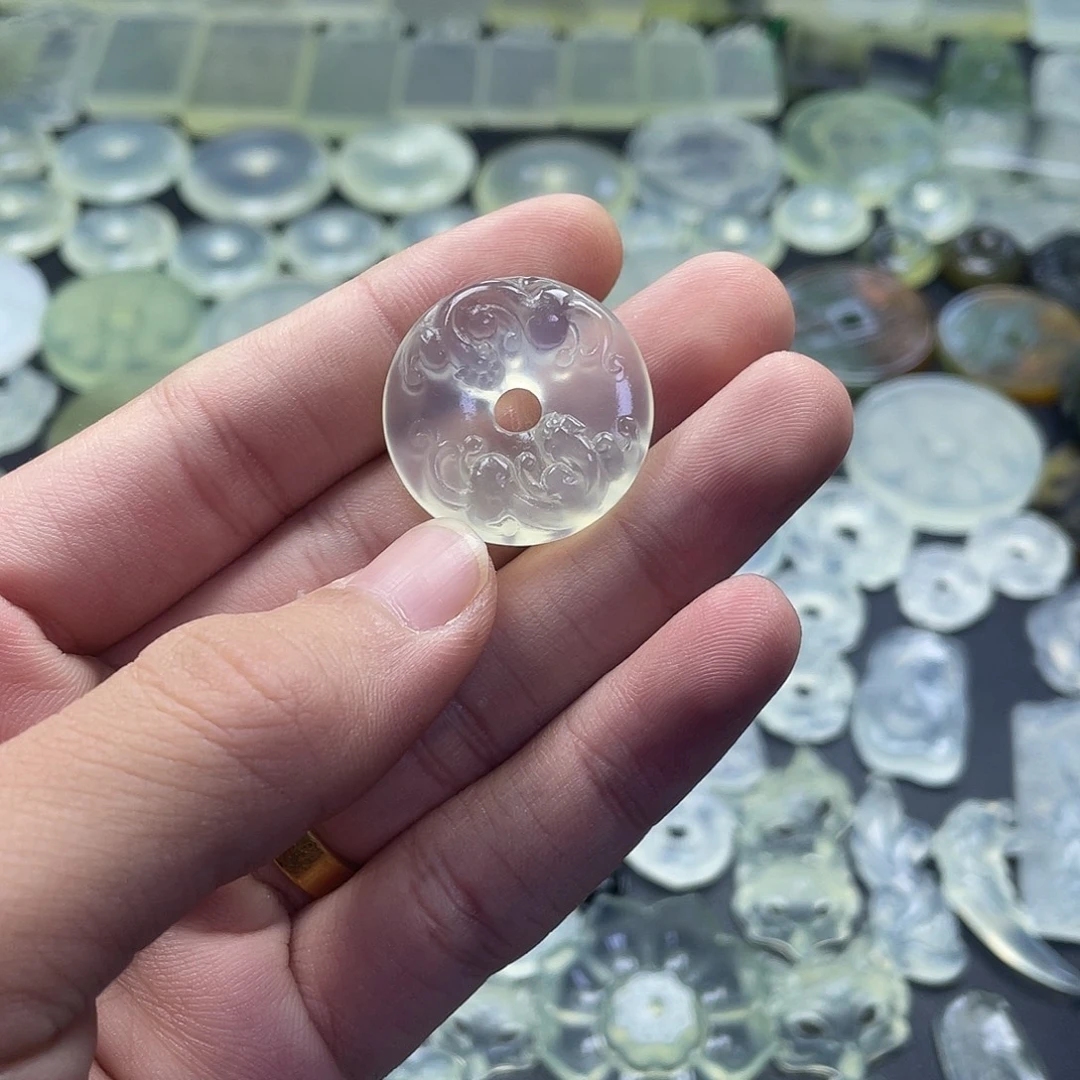 岫玉未镶嵌颈饰貔貅扣