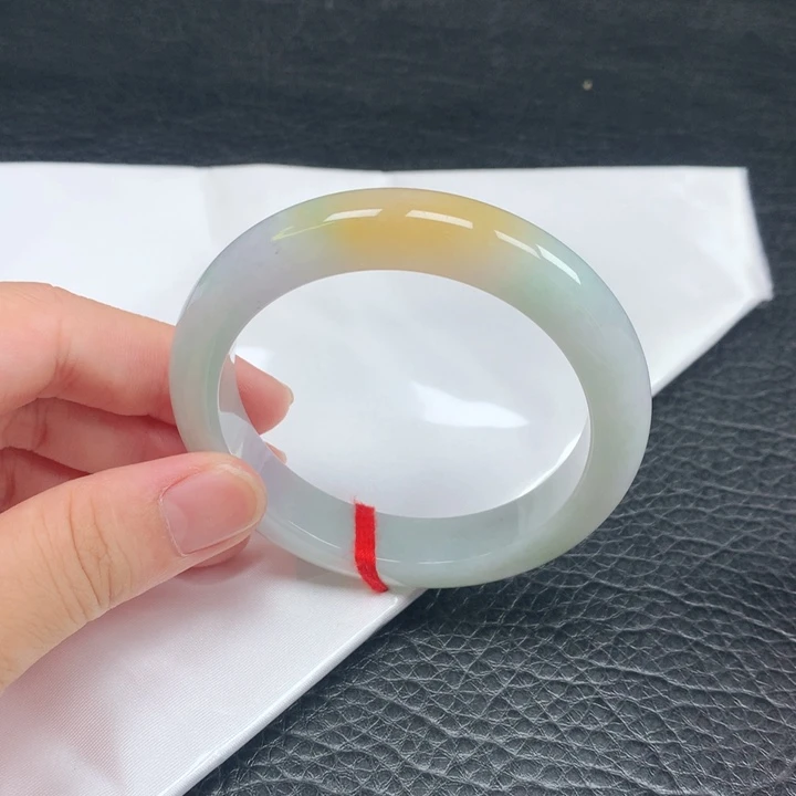 翡翠手镯未镶嵌。