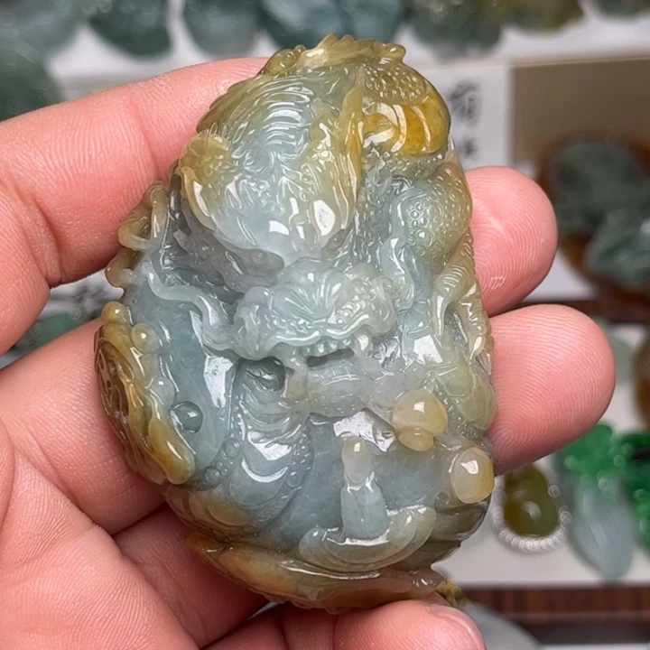 翡翠未镶嵌颈饰龙
