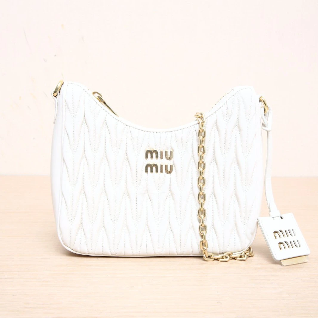 99新 MIU MIU/缪缪  褶皱 腋下包 单肩包白色 金扣P205119763