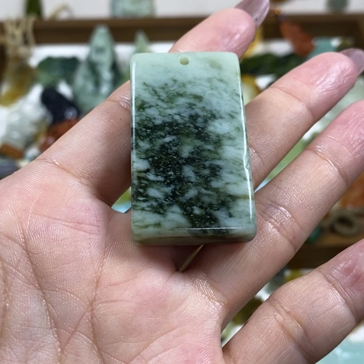 未镶嵌蛇纹石玉吊坠